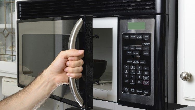 Gambar menghangatkan makanan dengan microwave