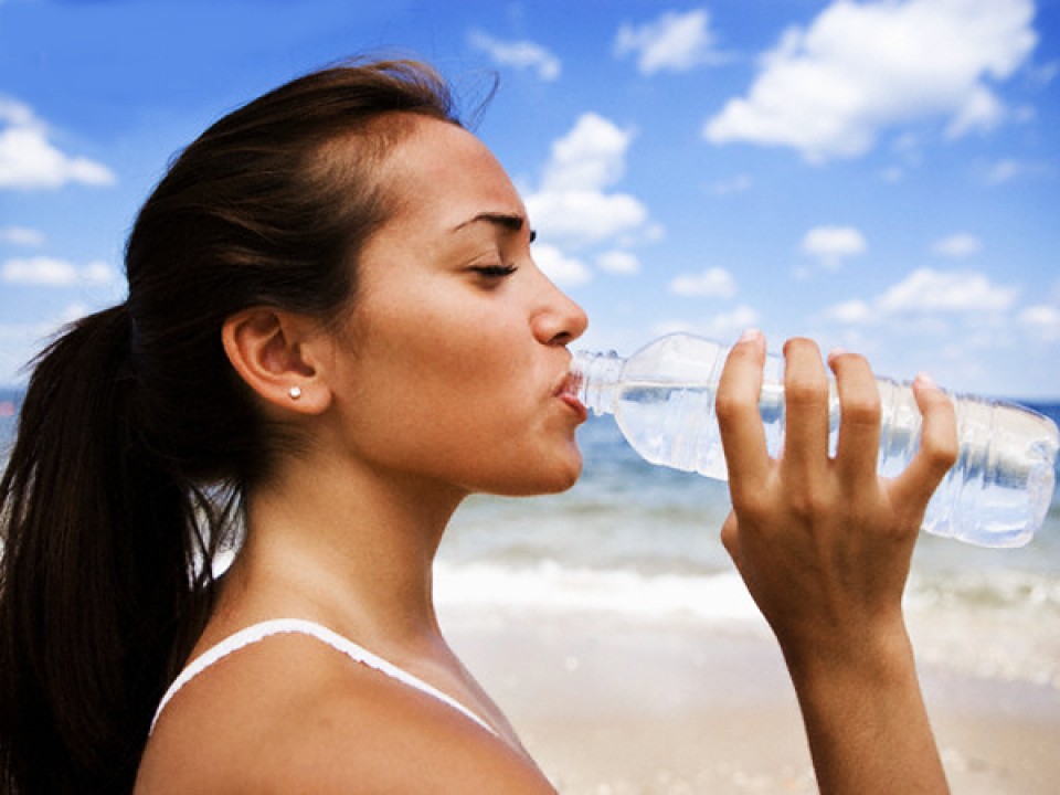 Manfaat 2 Liter Air Putih Setiap Hari