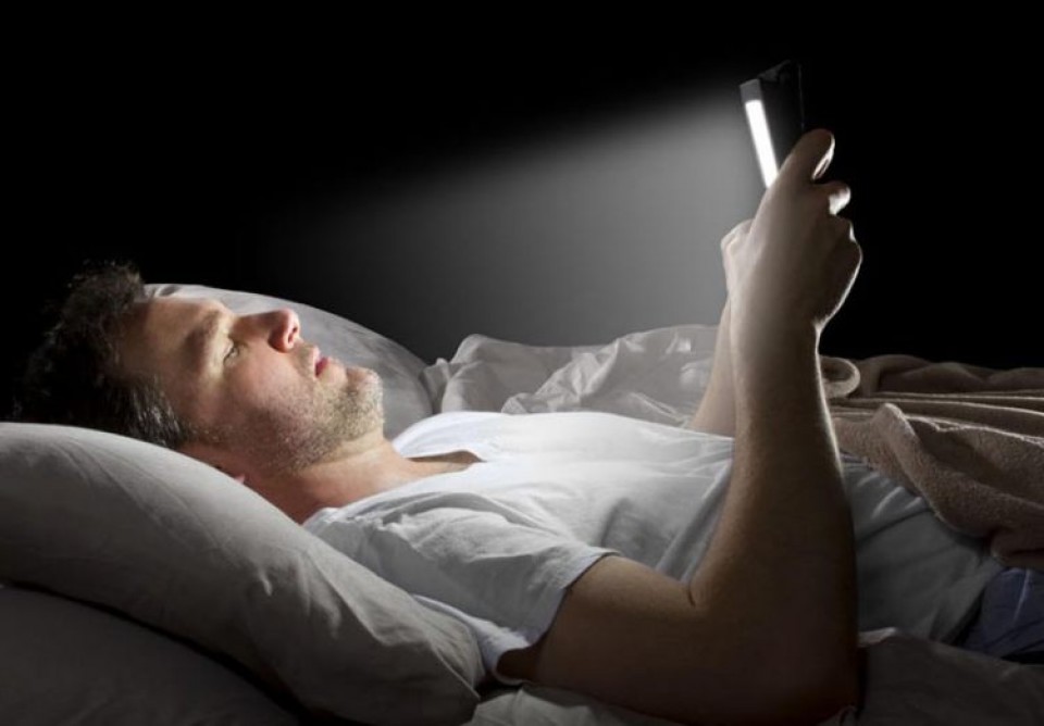 Sebelum Tidur,  Yuk Batasi Penggunaan Smartphone!